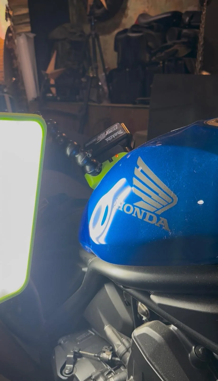 Caso real: bollo en el depósito de una moto Honda reparado con técnica PDR sin pintar en Poblenou Barcelona · FR Deluxe