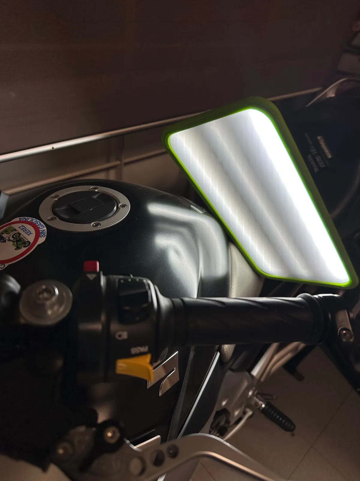 PDR en motos reparación bollo depósito sin pintar en Barcelona · FR Deluxe