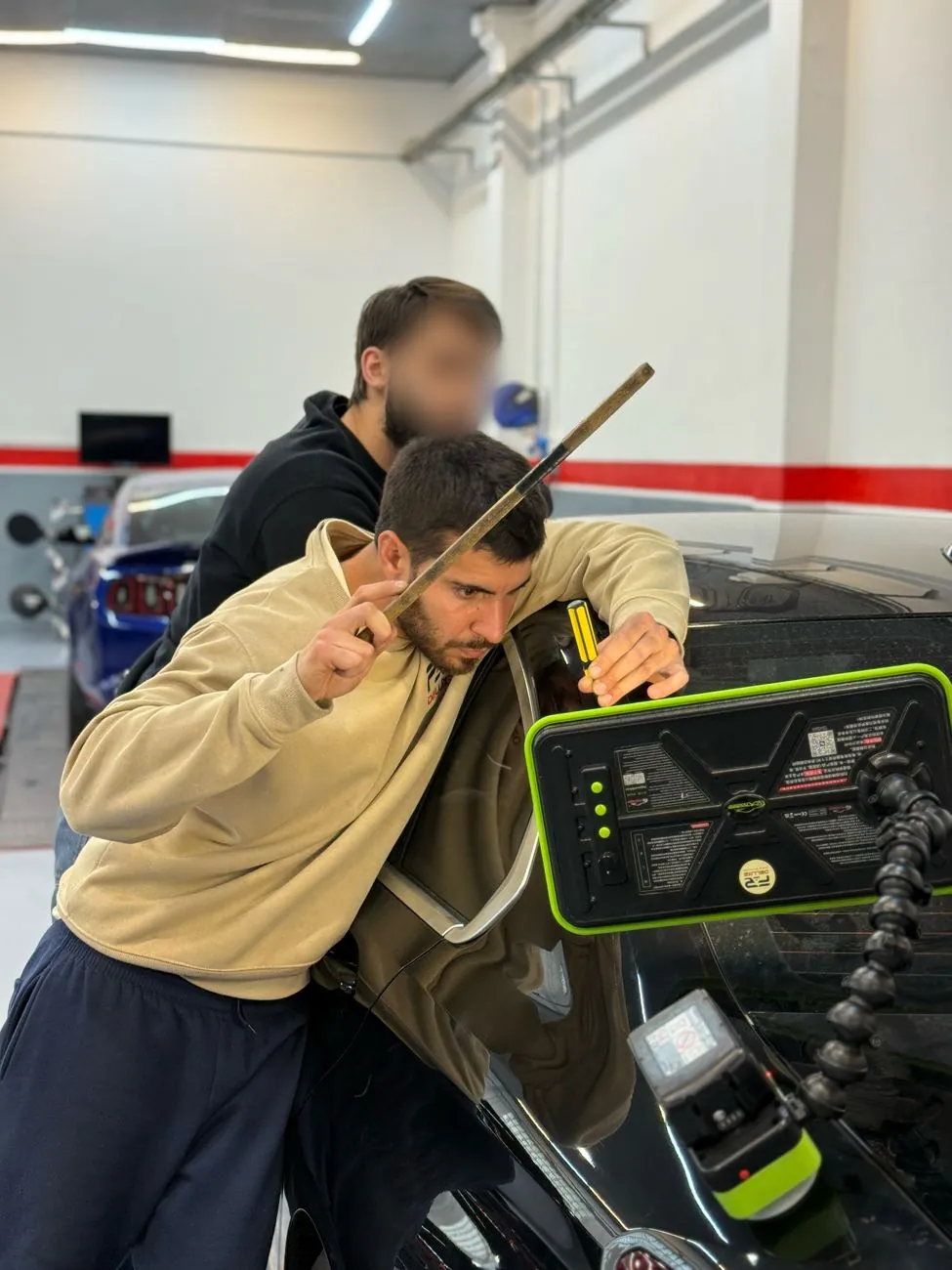 Federico supervisando la práctica de un alumno con varilla PDR durante su curso en Barcelona