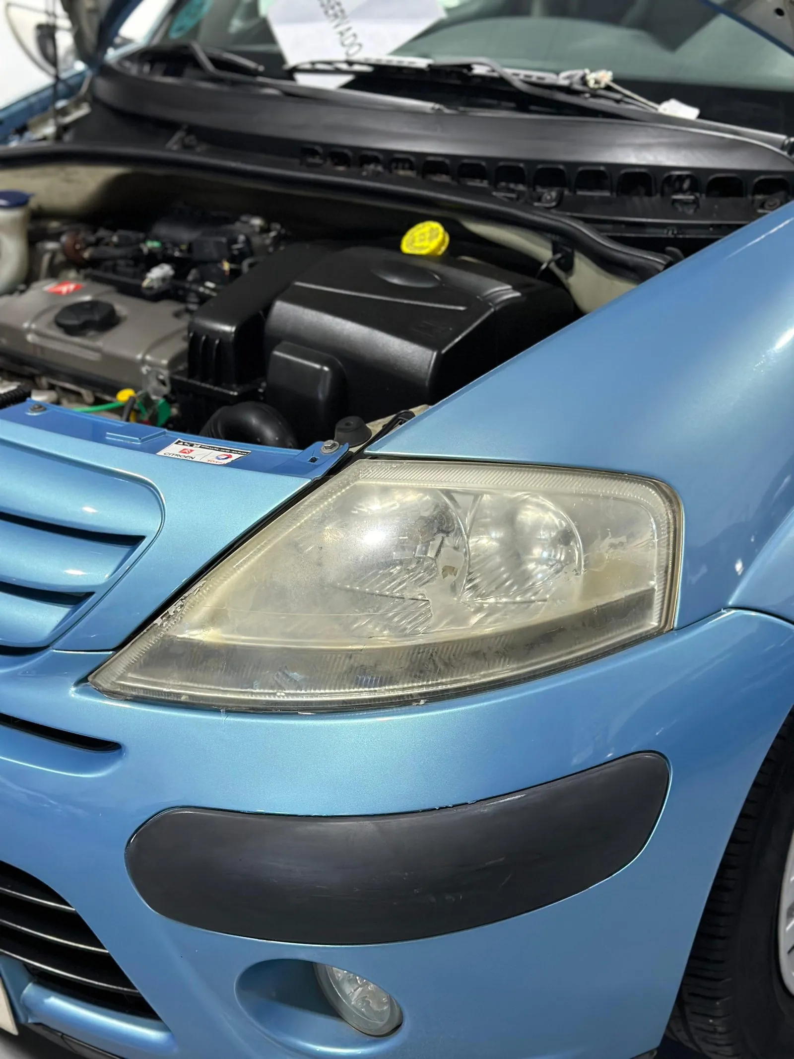 Faro amarillento en Citroën C3 antes del pulido y aplicación de sellador UV · FR Deluxe Barcelona