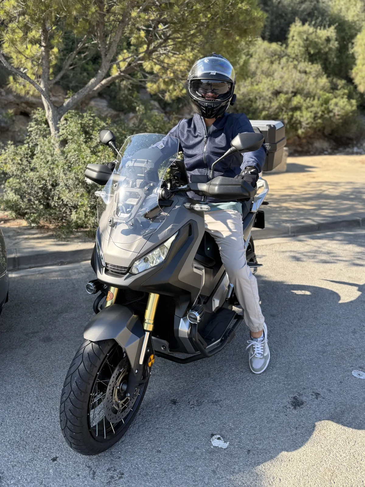 Federico de FR Deluxe con su Honda ADW, especialista en detailing y reparación de motos en Barcelona