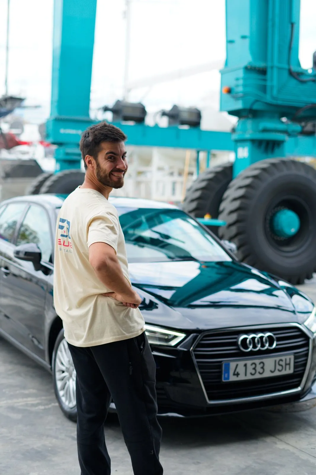 Federico delante de un Audi pulido en Badalona · FR Deluxe