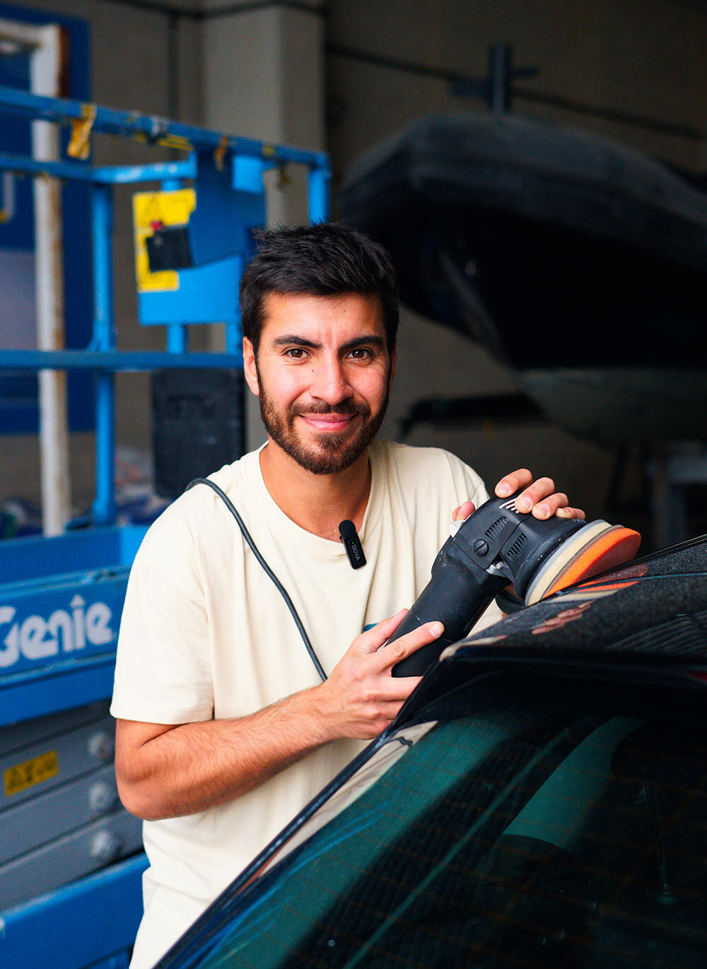 Federico, fundador de FR Deluxe, realizando un pulido y detailing en Barcelona