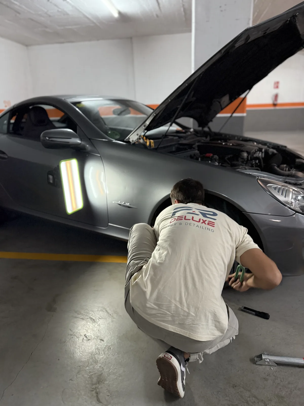 Federico reparando con varilla PDR un Mercedes SLK Grand Edition en Terrassa · FR Deluxe